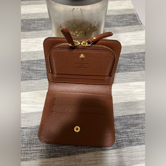 ♥️LV PRISTINE COMPACT WALLET EUC - Picture 4 of 16